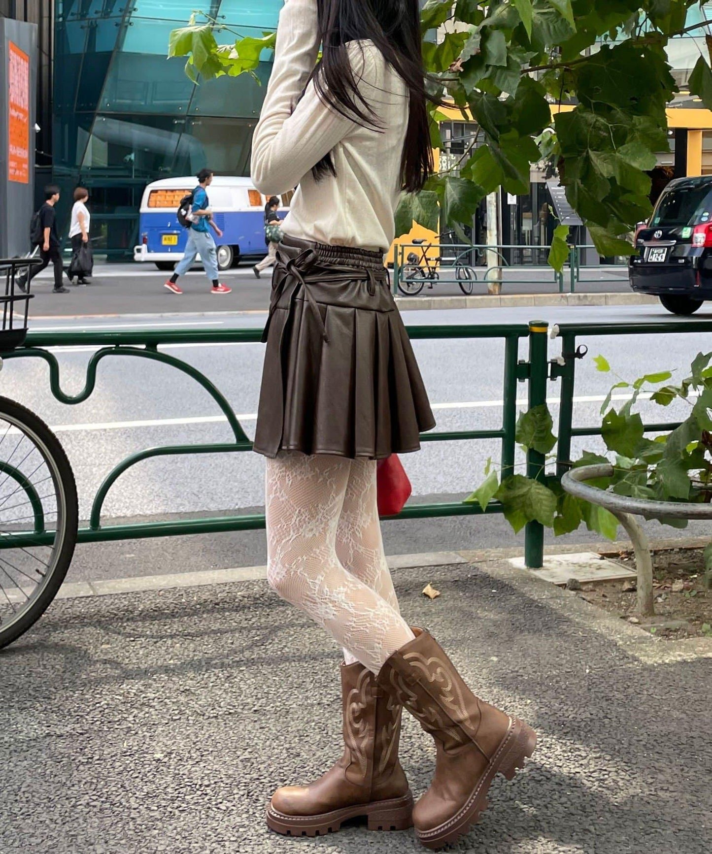 皮革百褶包裹式迷你裙