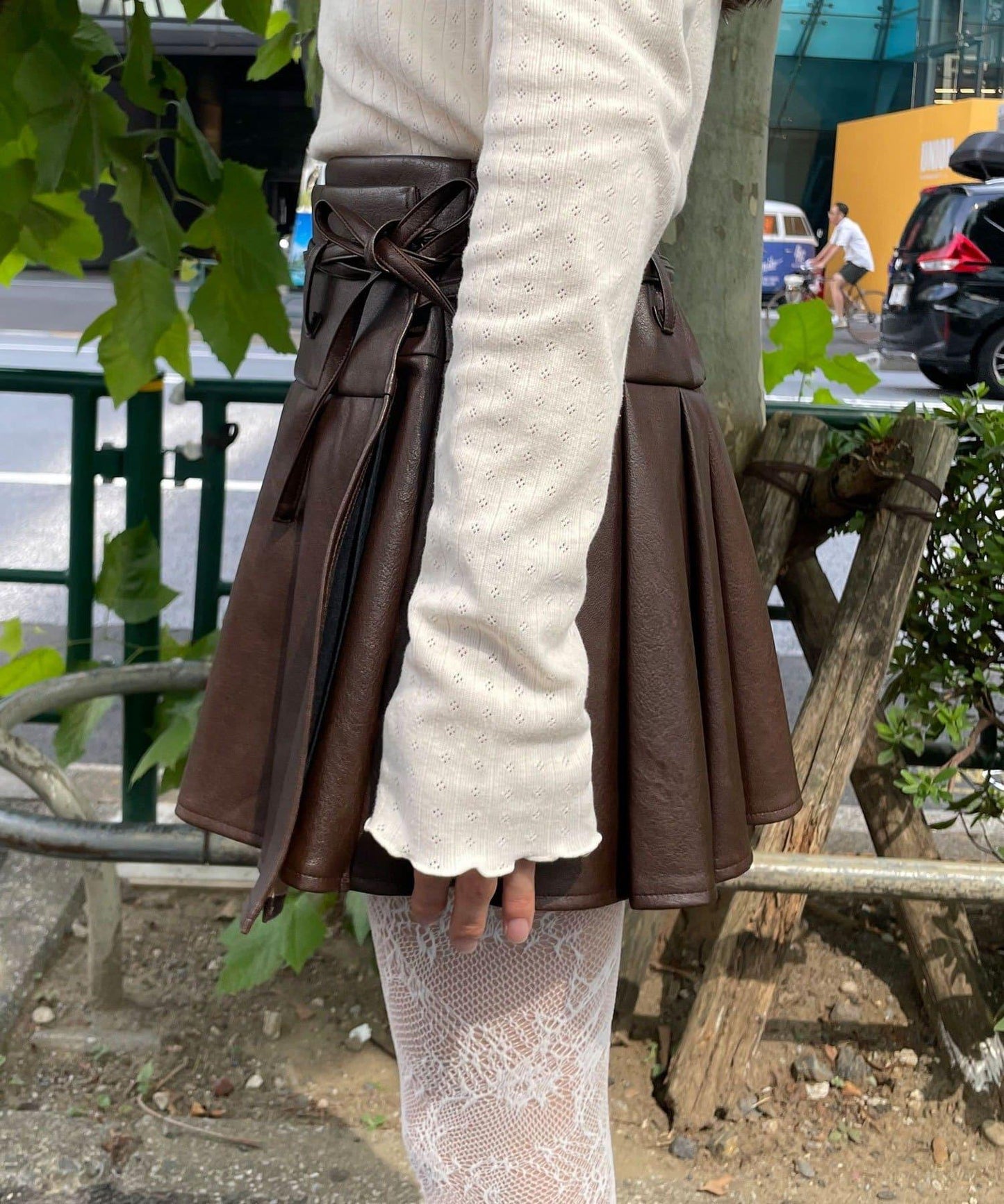 皮革百褶包裹式迷你裙