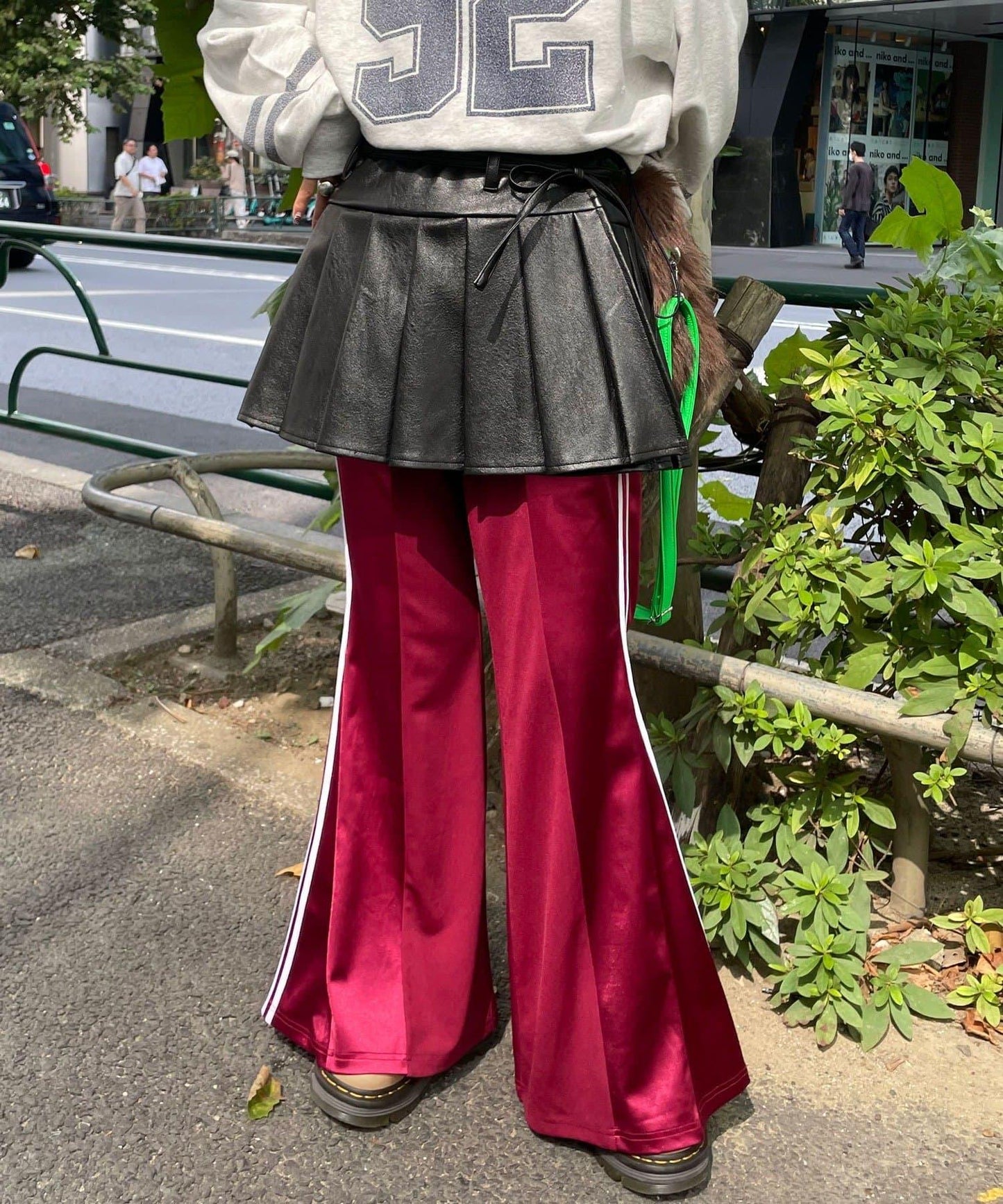 皮革百褶包裹式迷你裙