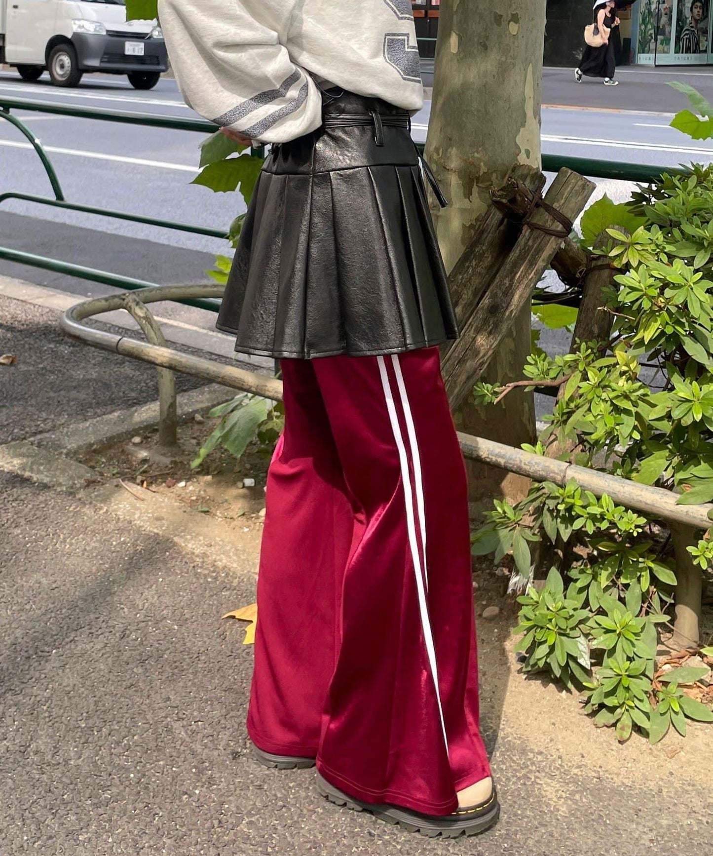 皮革百褶包裹式迷你裙