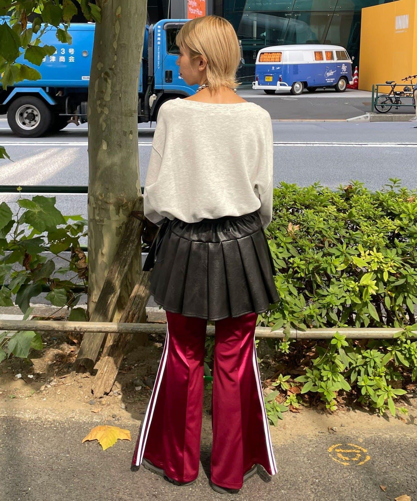 皮革百褶包裹式迷你裙