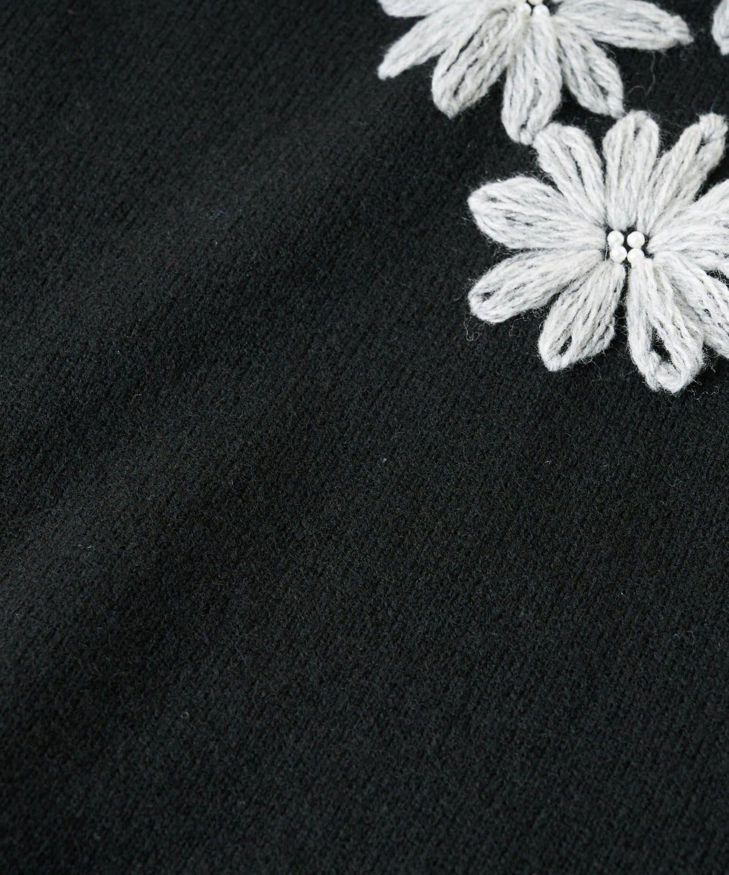 La boutique BonBon 花卉刺繡短款針織上衣