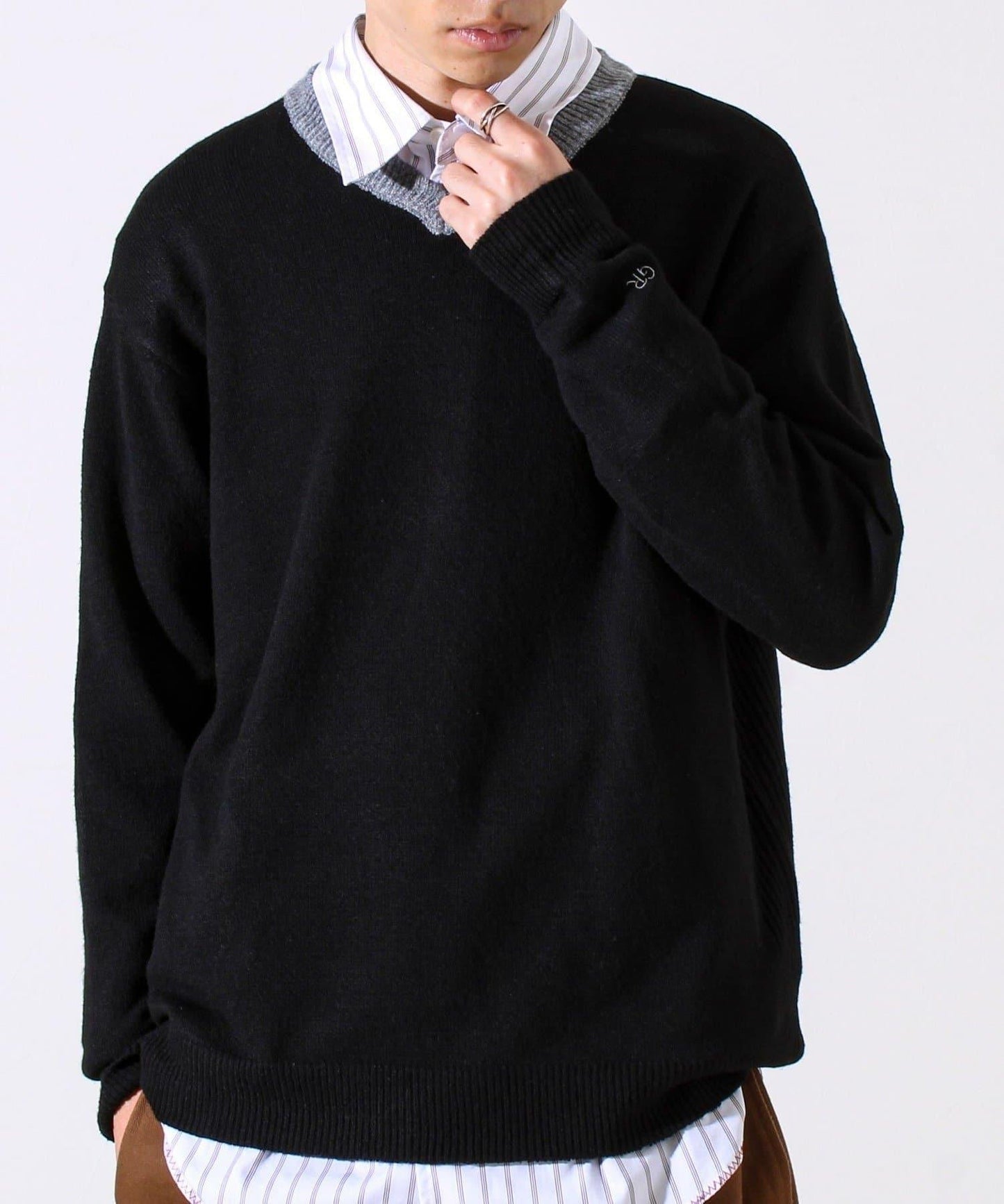 【配色羅紋點綴的優雅針織衫】GR刺繡 淺V領套頭針織衫