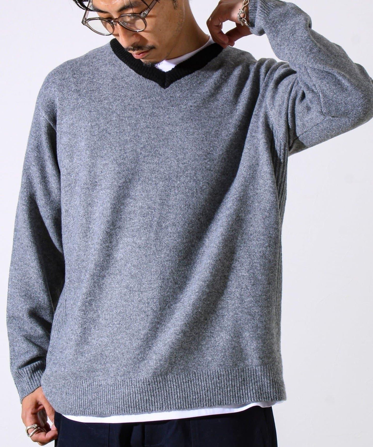 【配色羅紋點綴的優雅針織衫】GR刺繡 淺V領套頭針織衫