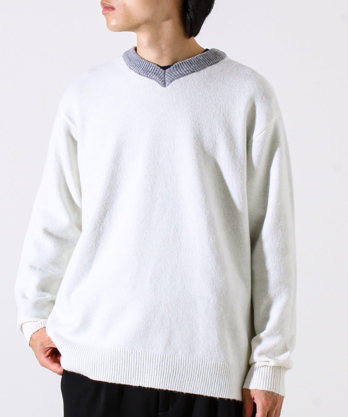 【配色羅紋點綴的優雅針織衫】GR刺繡 淺V領套頭針織衫