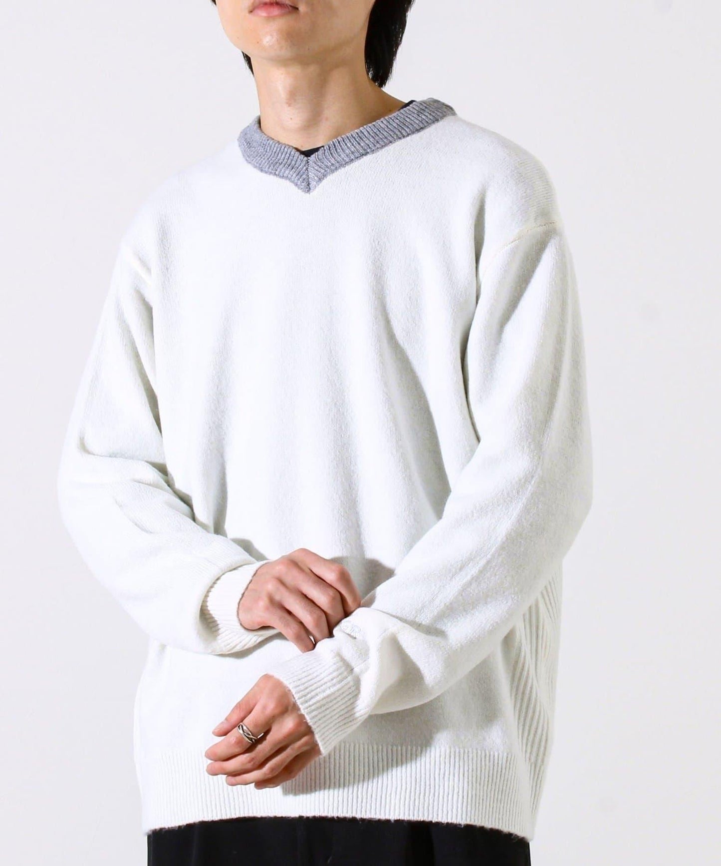 【配色羅紋點綴的優雅針織衫】GR刺繡 淺V領套頭針織衫