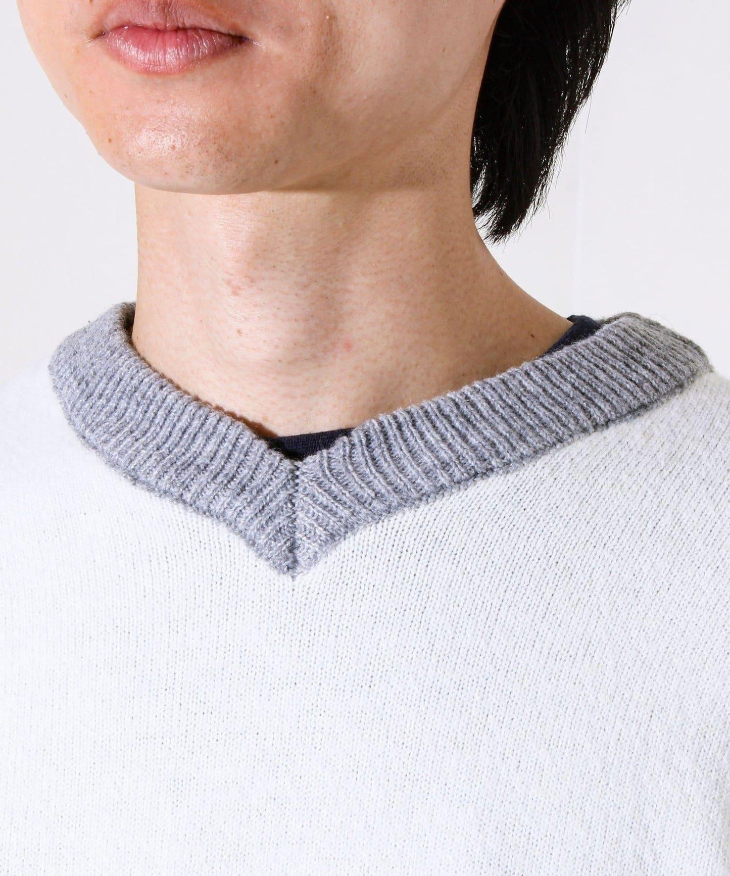 【配色羅紋點綴的優雅針織衫】GR刺繡 淺V領套頭針織衫