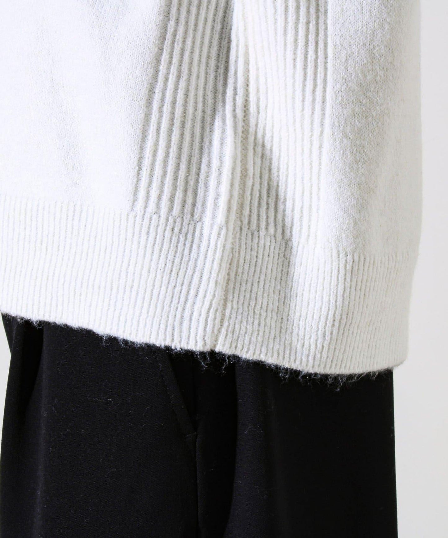 【配色羅紋點綴的優雅針織衫】GR刺繡 淺V領套頭針織衫