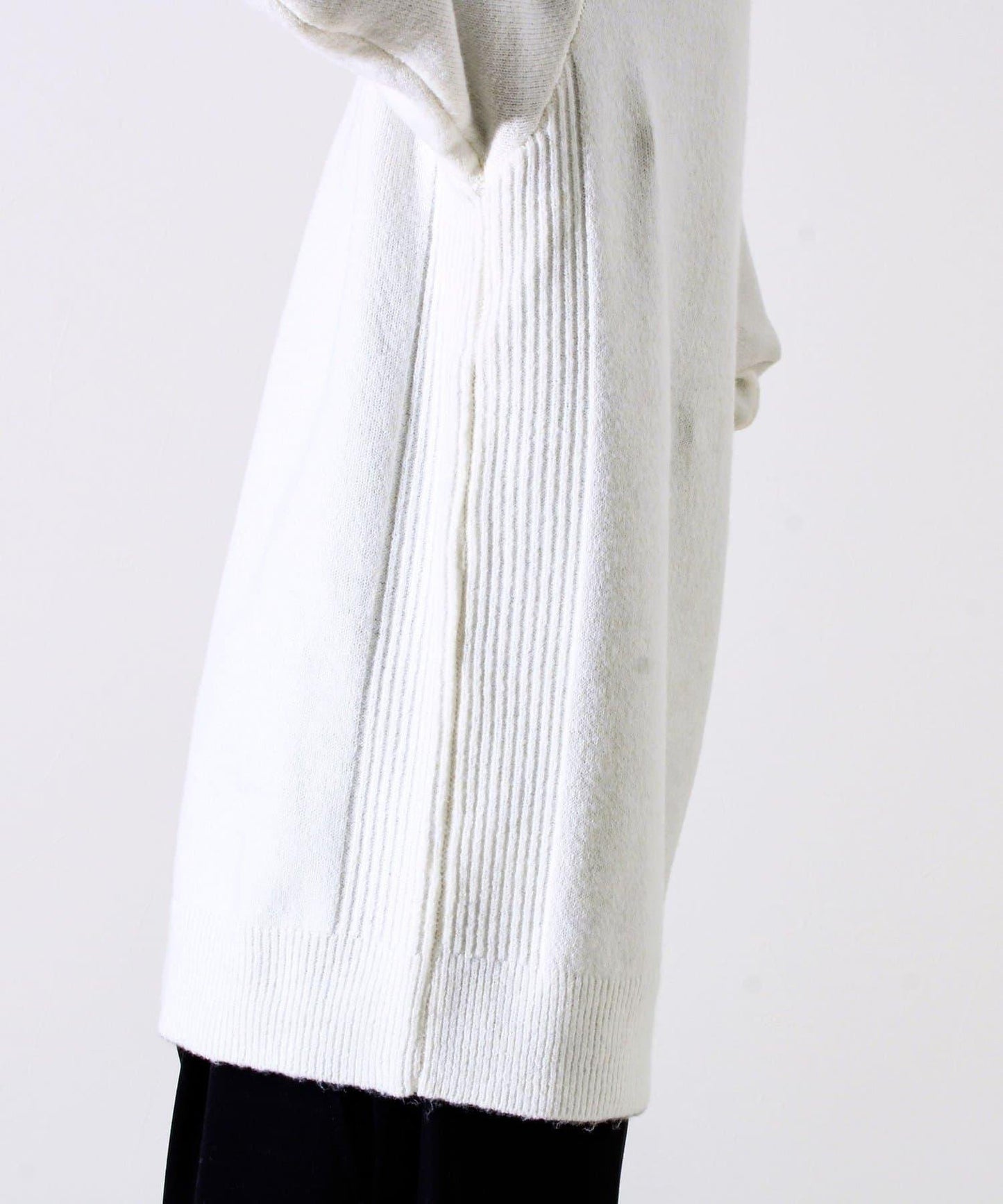 【配色羅紋點綴的優雅針織衫】GR刺繡 淺V領套頭針織衫