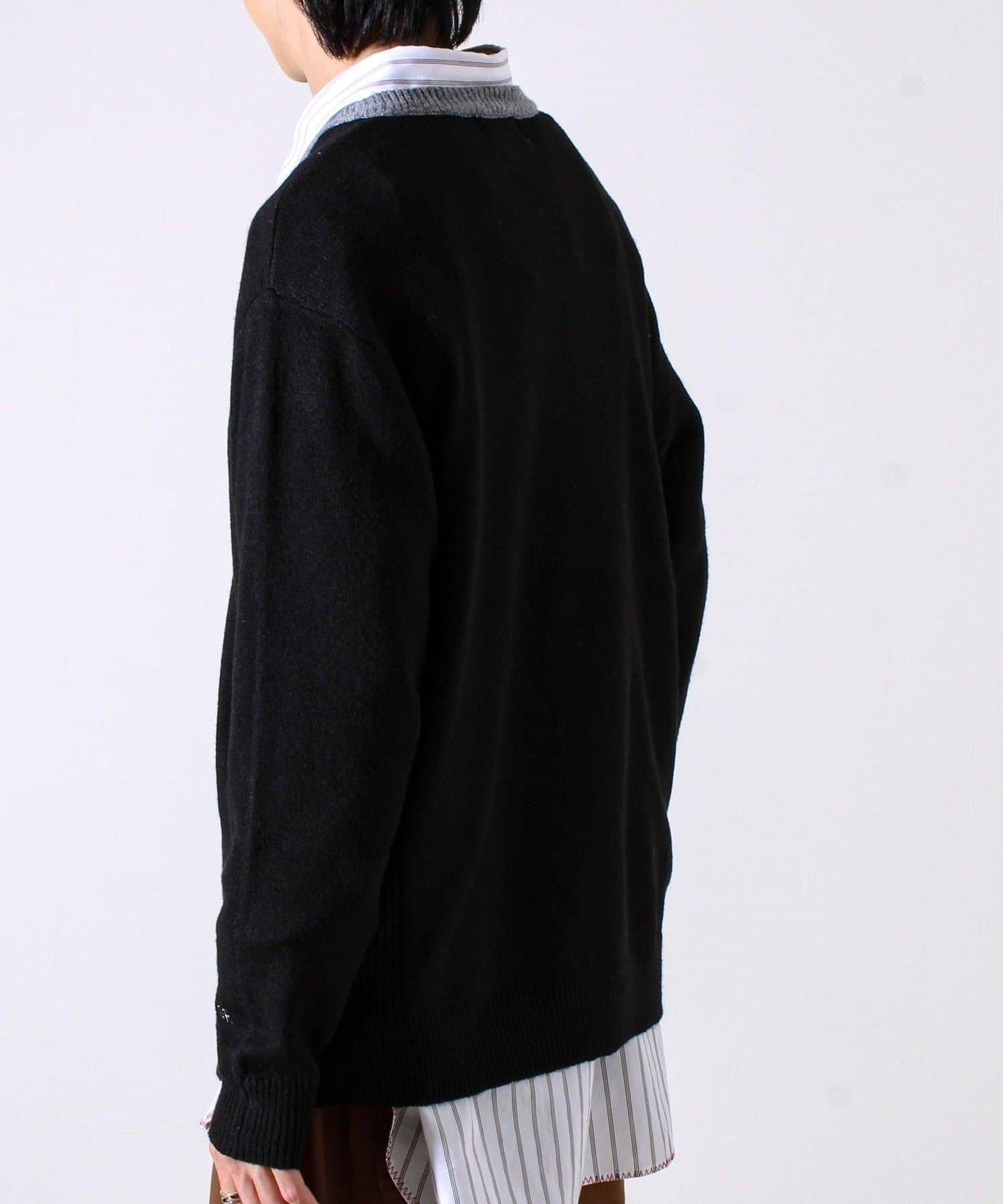 【配色羅紋點綴的優雅針織衫】GR刺繡 淺V領套頭針織衫