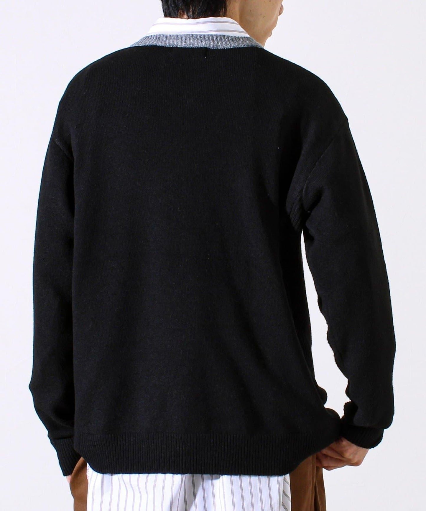 【配色羅紋點綴的優雅針織衫】GR刺繡 淺V領套頭針織衫