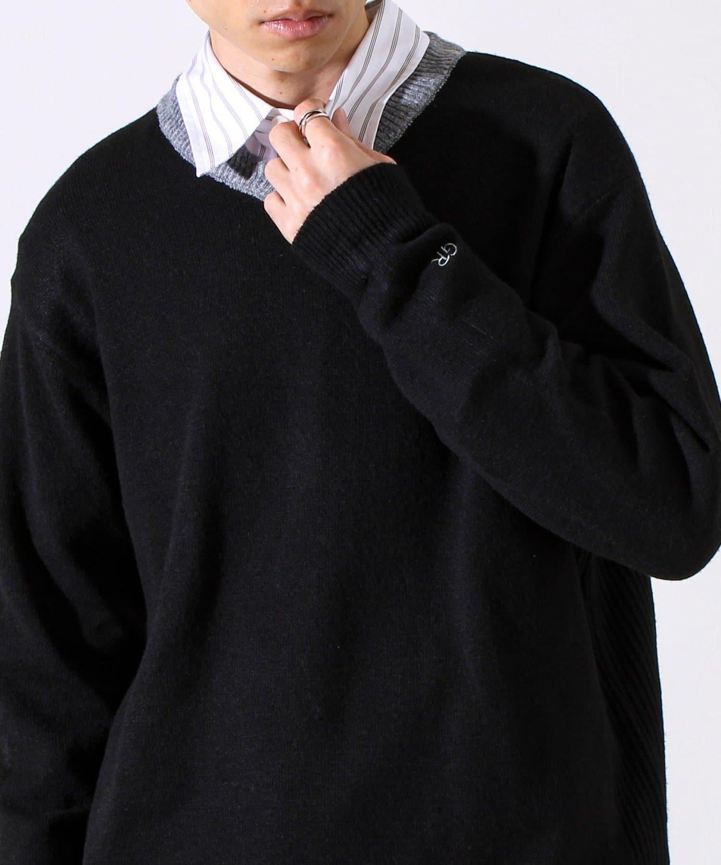 【配色羅紋點綴的優雅針織衫】GR刺繡 淺V領套頭針織衫