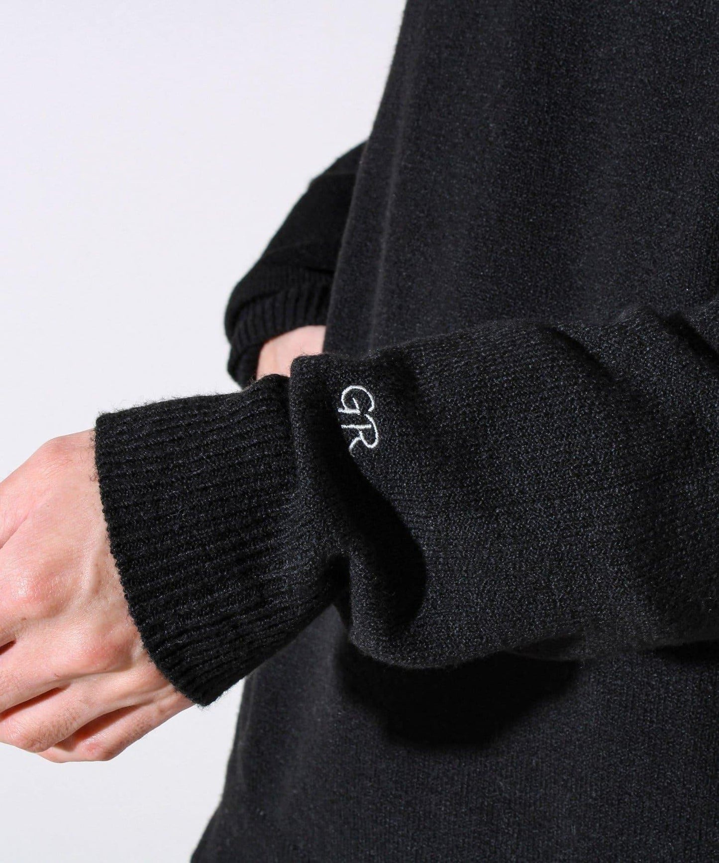 【配色羅紋點綴的優雅針織衫】GR刺繡 淺V領套頭針織衫