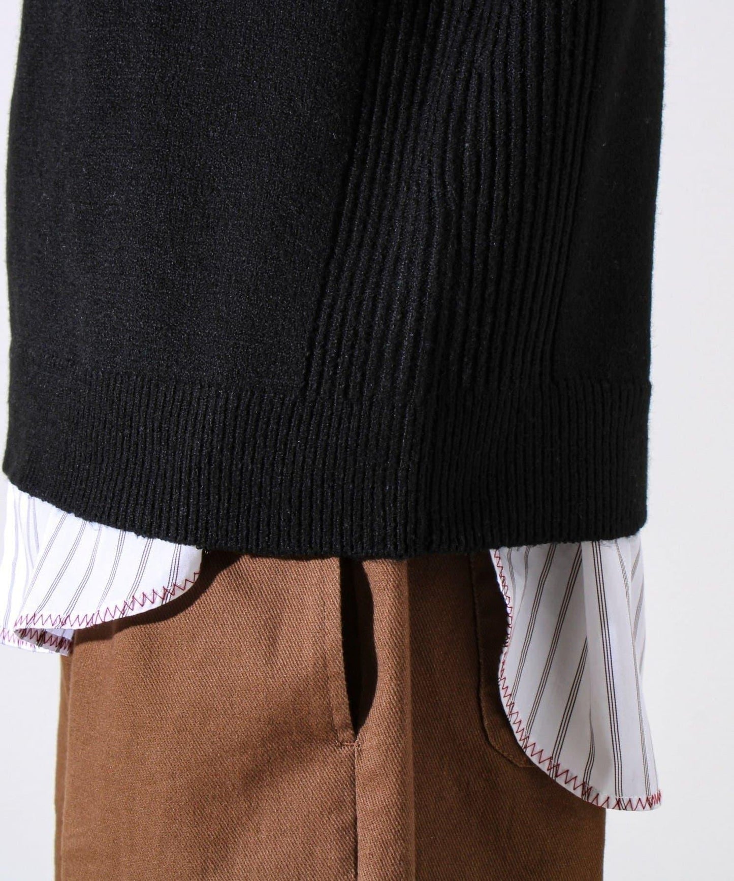 【配色羅紋點綴的優雅針織衫】GR刺繡 淺V領套頭針織衫