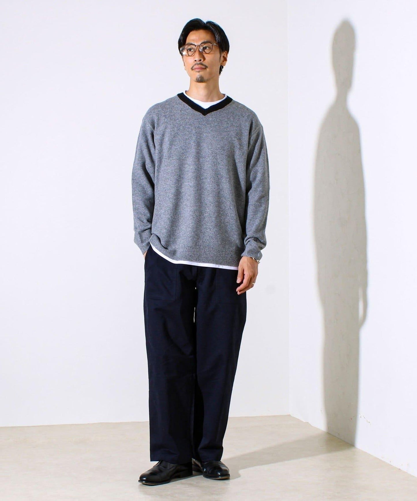 【配色羅紋點綴的優雅針織衫】GR刺繡 淺V領套頭針織衫