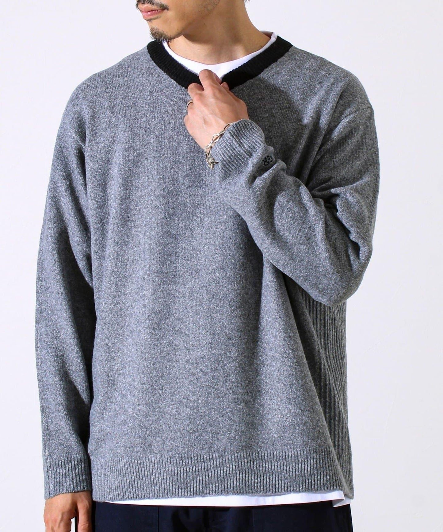 【配色羅紋點綴的優雅針織衫】GR刺繡 淺V領套頭針織衫