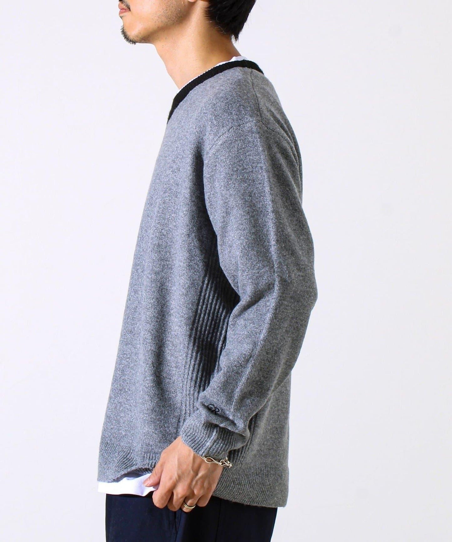 【配色羅紋點綴的優雅針織衫】GR刺繡 淺V領套頭針織衫