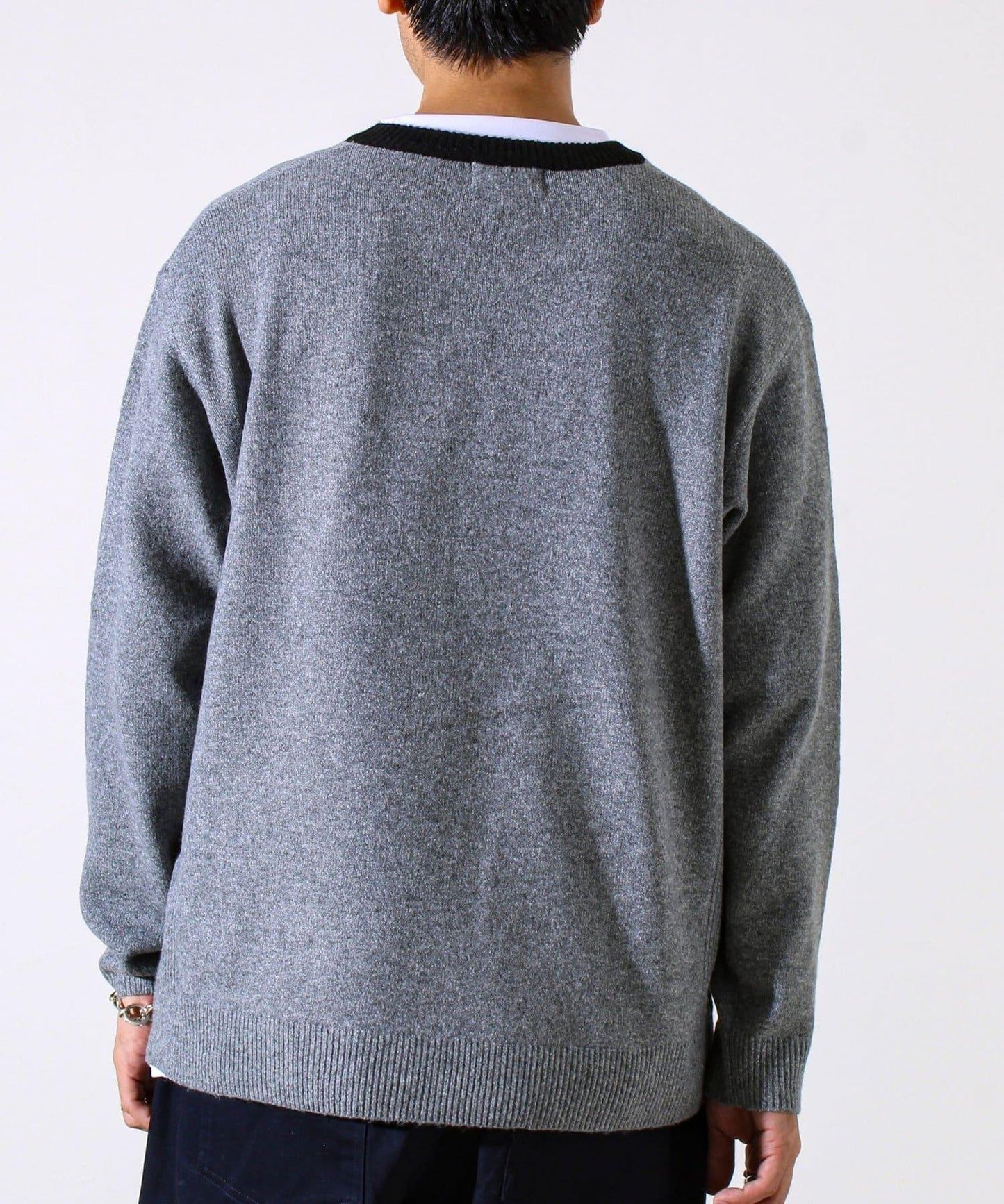 【配色羅紋點綴的優雅針織衫】GR刺繡 淺V領套頭針織衫