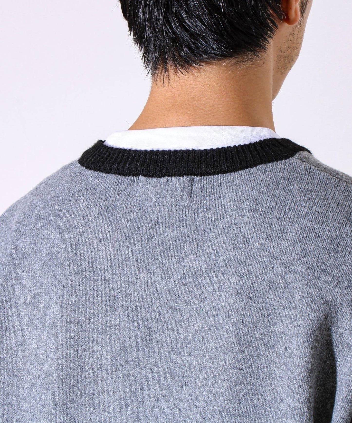 【配色羅紋點綴的優雅針織衫】GR刺繡 淺V領套頭針織衫