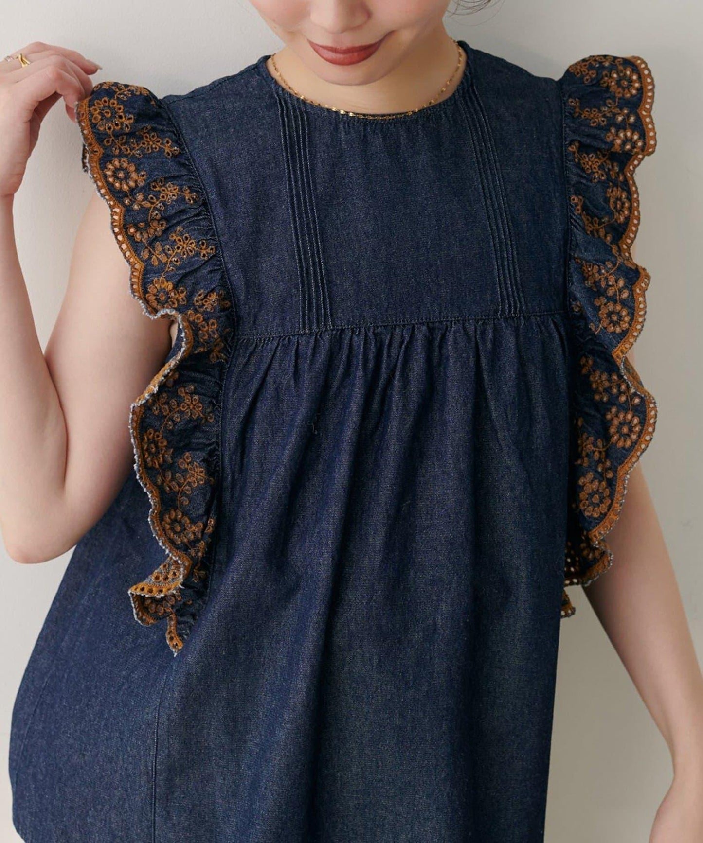 【natural couture】牛仔刺繡荷葉邊襯衫