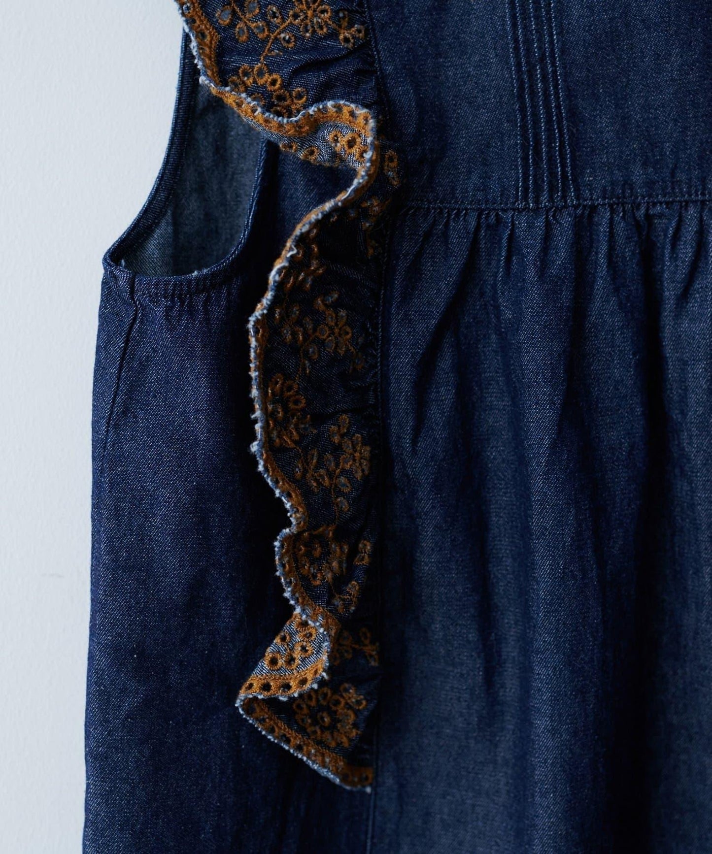 【natural couture】牛仔刺繡荷葉邊襯衫
