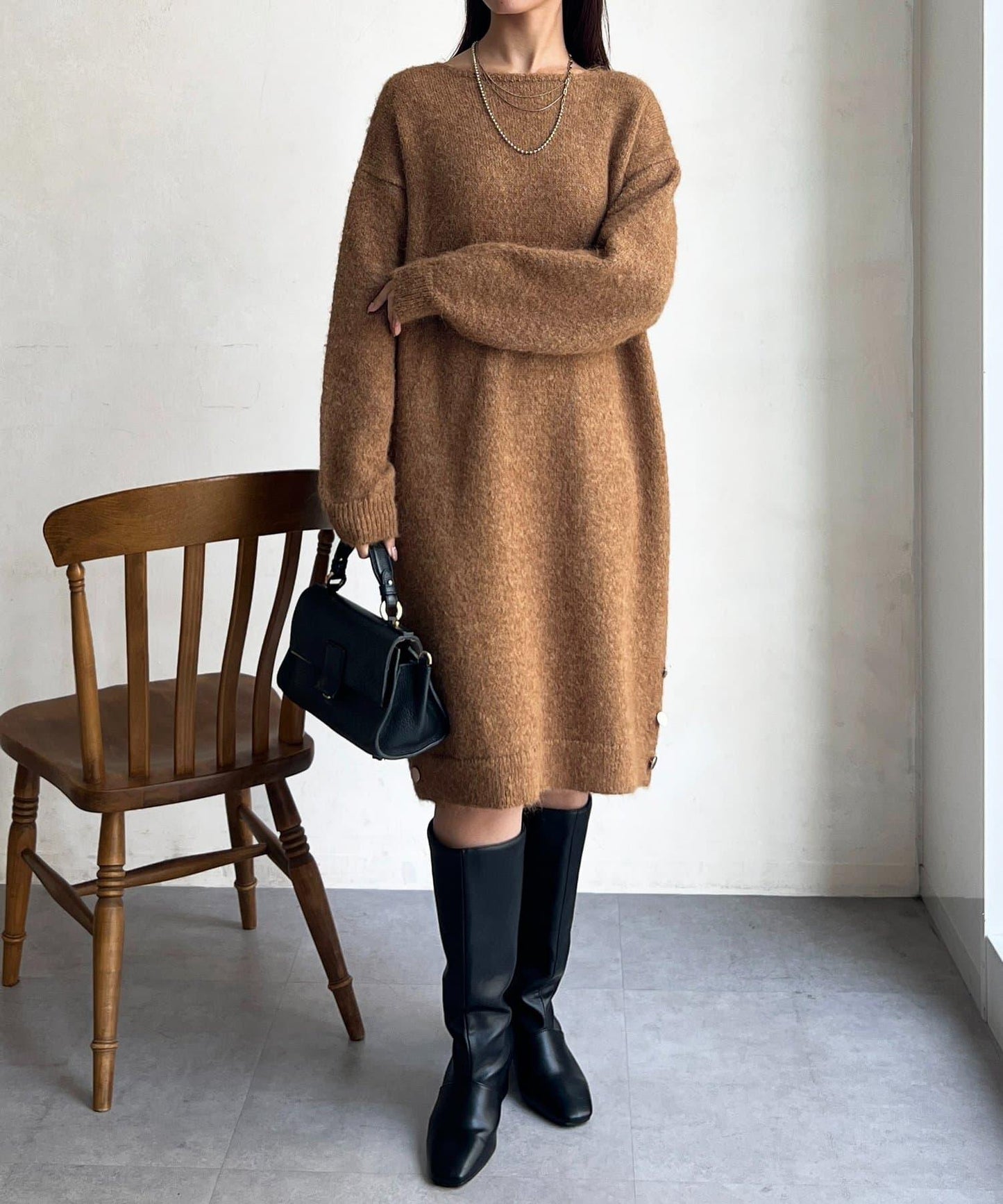 側邊金色紐扣中長款針織連衣裙