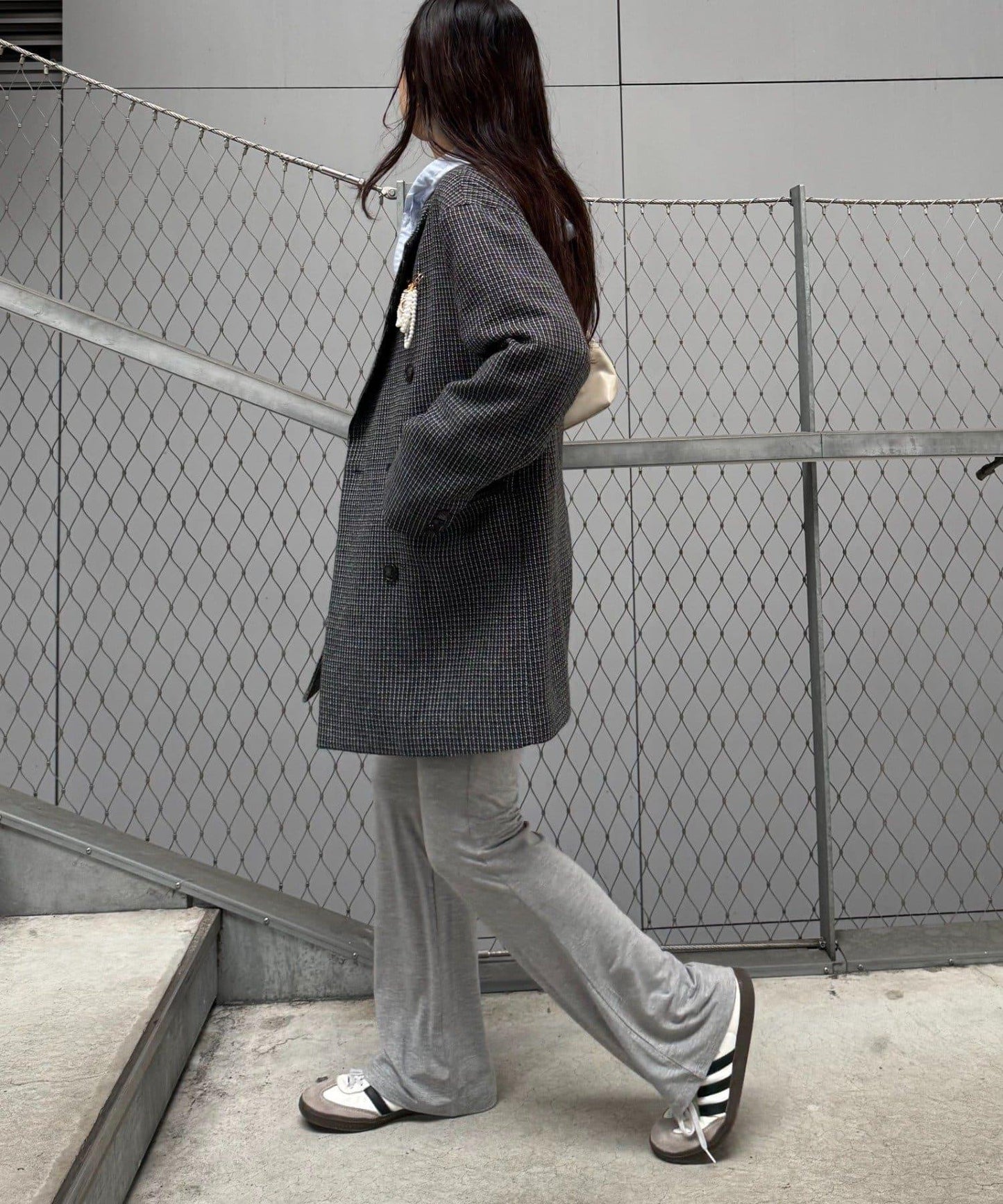 珍珠胸針裝飾格紋西裝外套