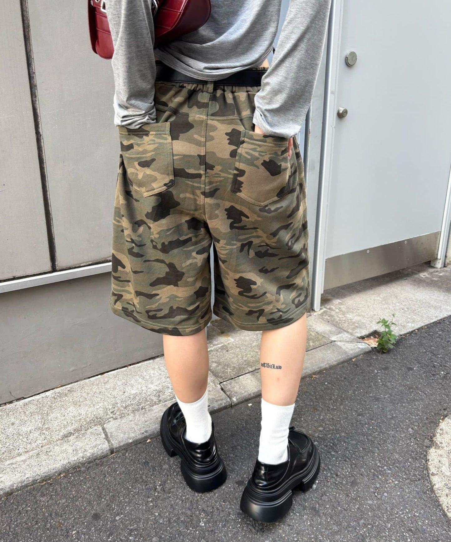 【WHO'S WHO gallery】斜插口袋印花休閒短褲