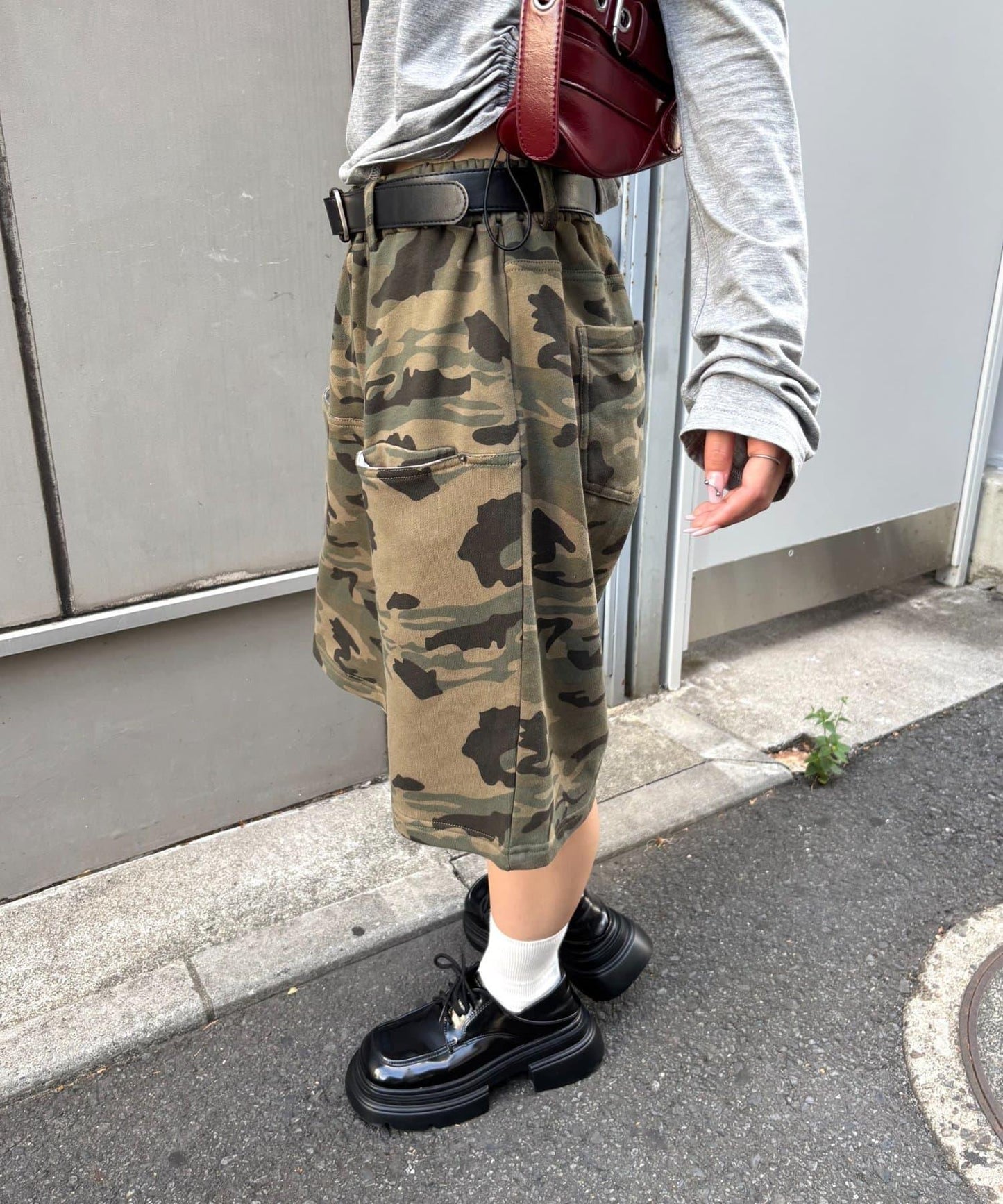 【WHO'S WHO gallery】斜插口袋印花休閒短褲