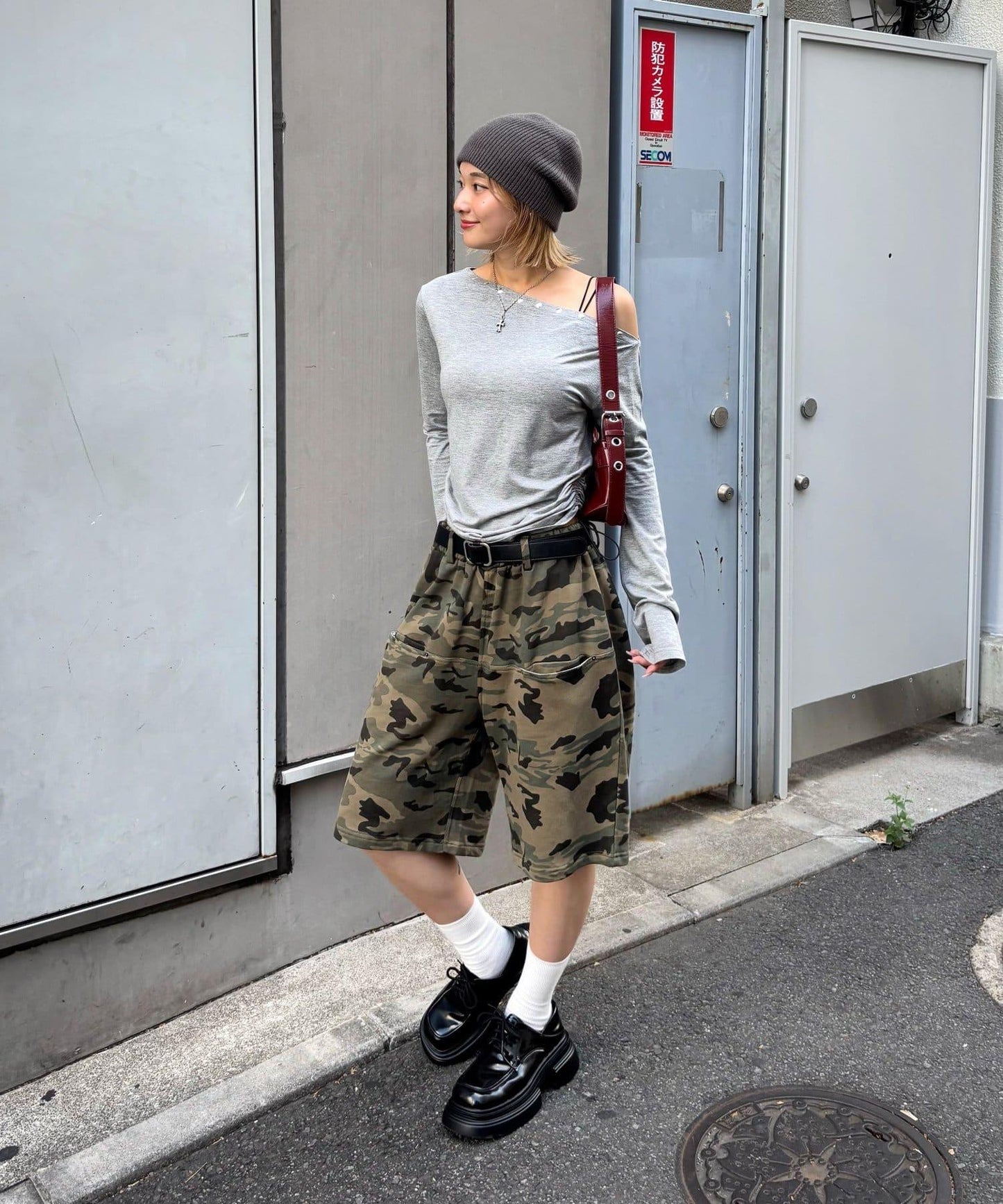 【WHO'S WHO gallery】斜插口袋印花休閒短褲
