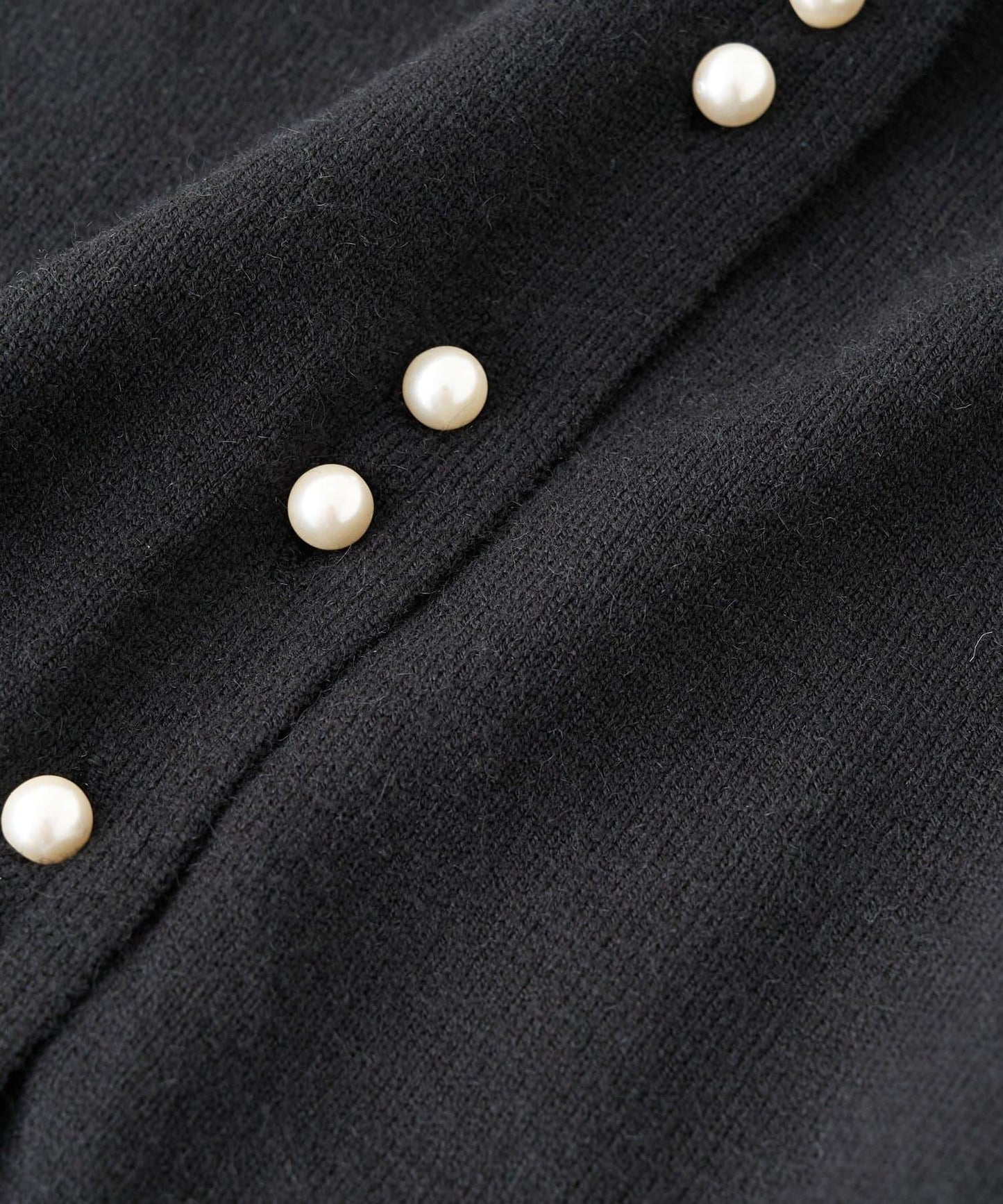 《さりげなく大人可愛い》雙珍珠紐扣短款開衫