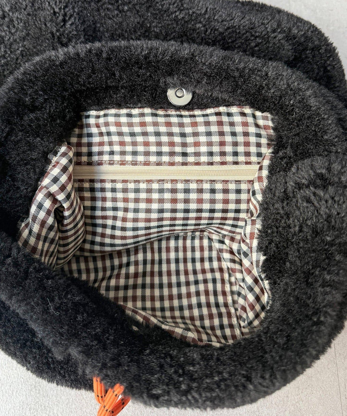 帶吊飾毛絨束口托特包