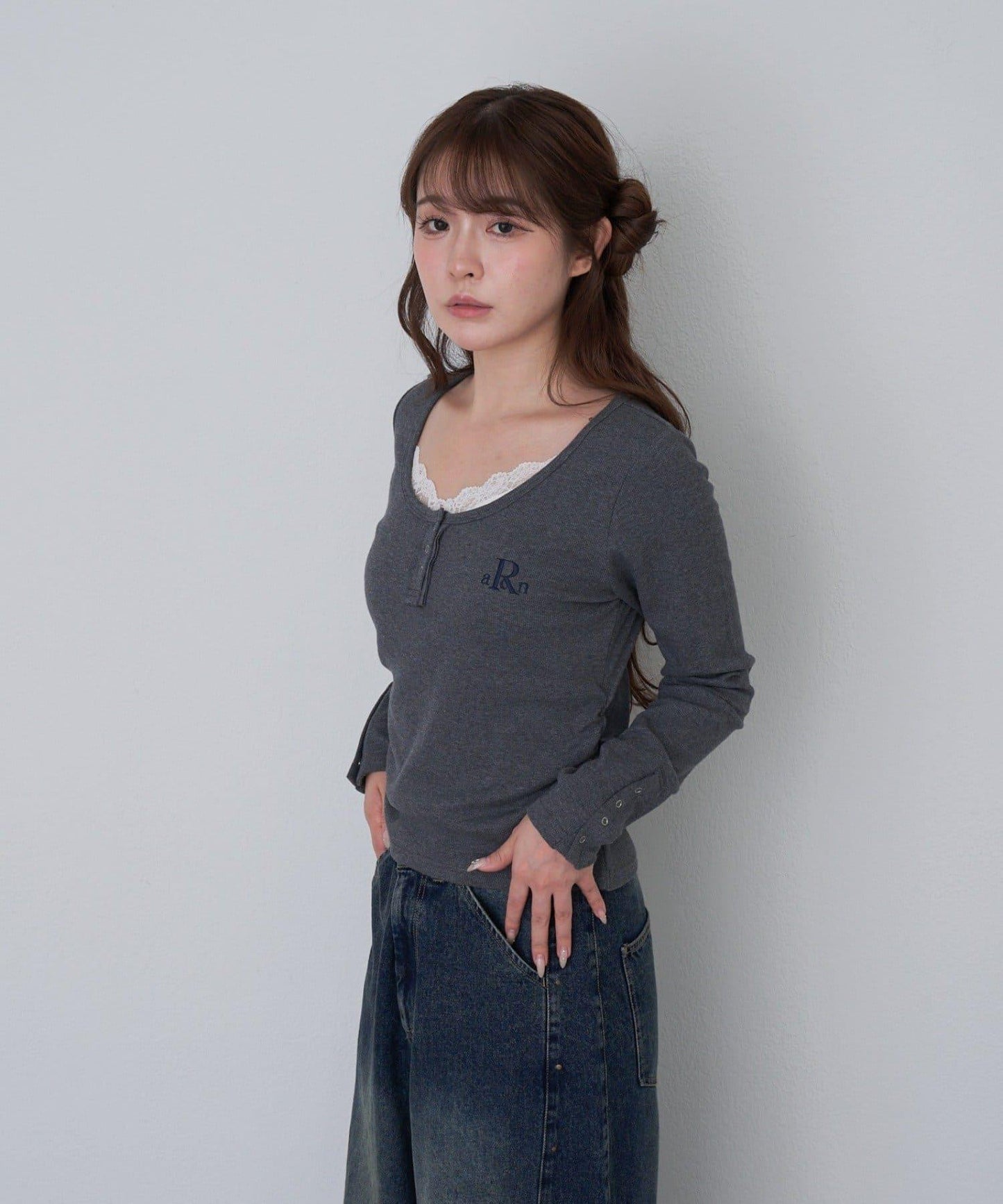 胸部刺繡亨利領T恤