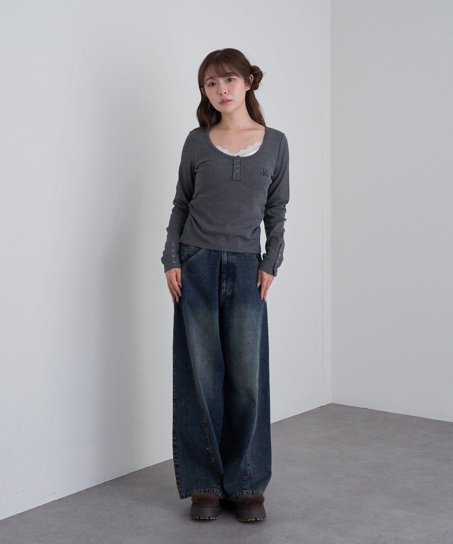 胸部刺繡亨利領T恤