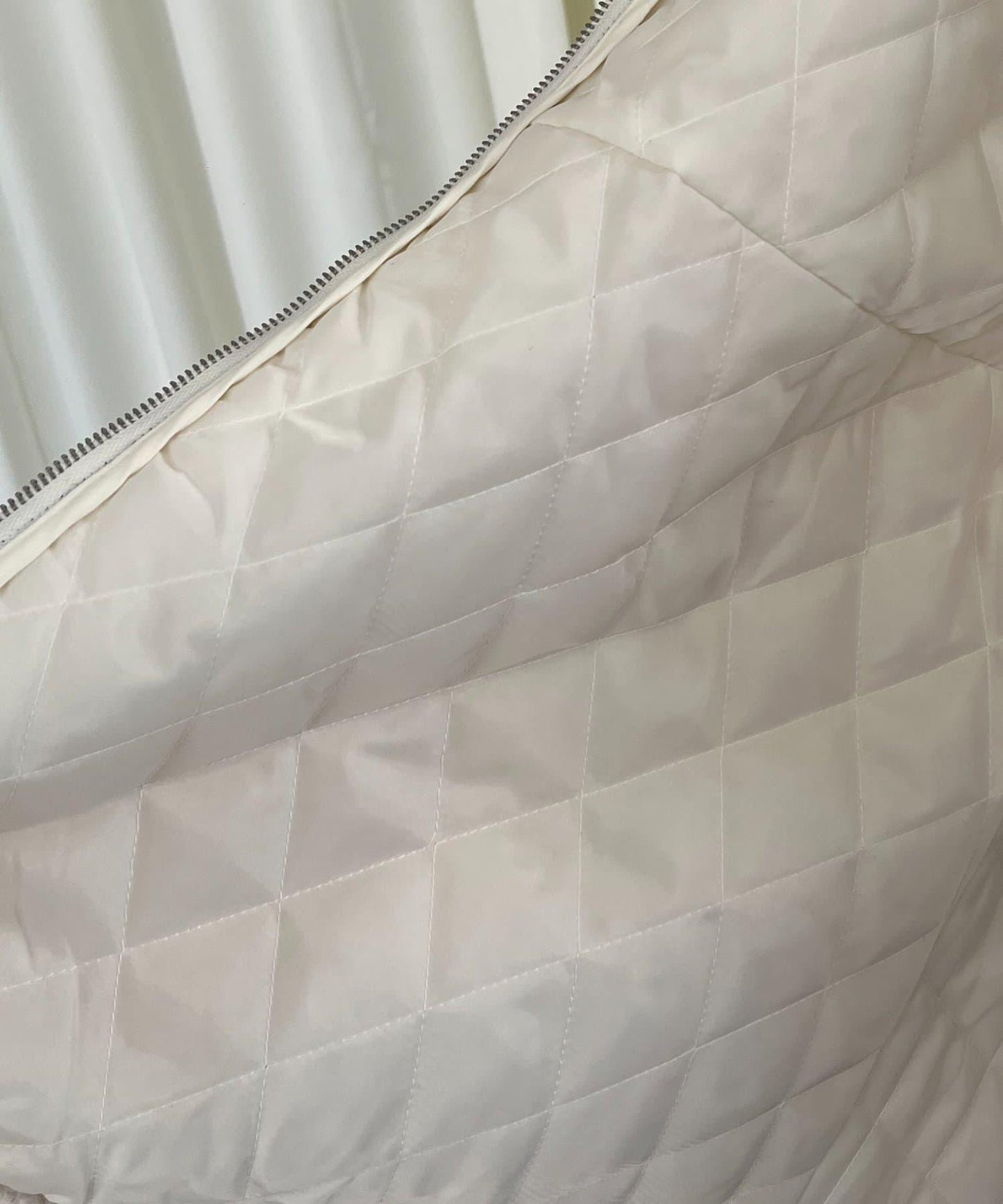 內襯絎縫大翻領滾邊荷葉擺羊羔絨短外套