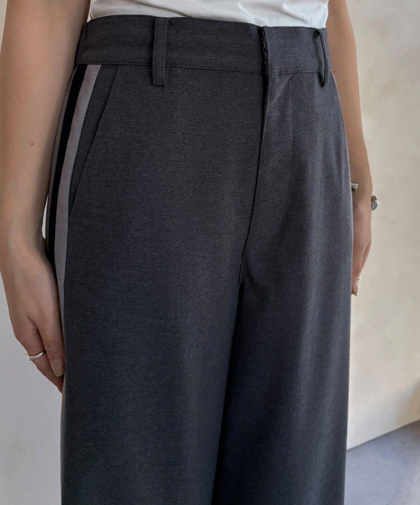 側邊條紋寬腿褲