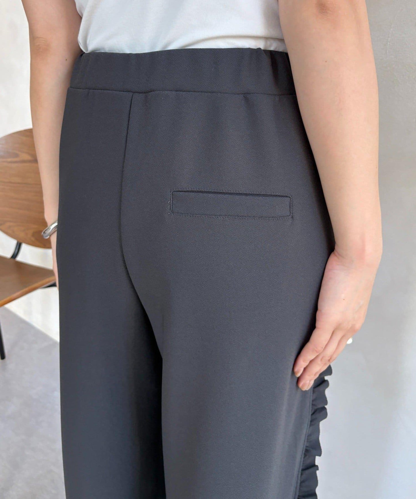 剪裁喬其紗側邊荷葉邊褲