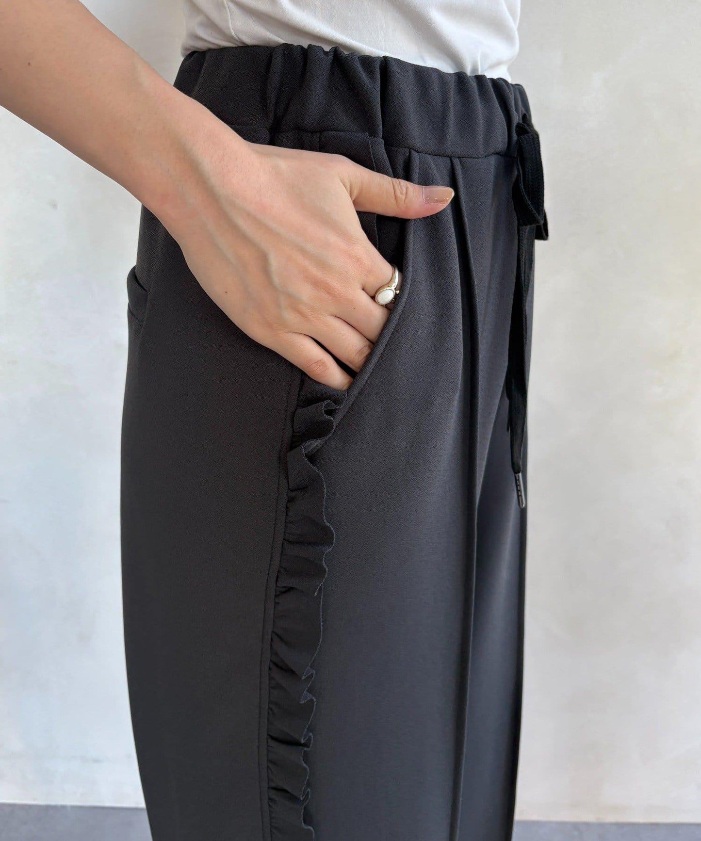 剪裁喬其紗側邊荷葉邊褲