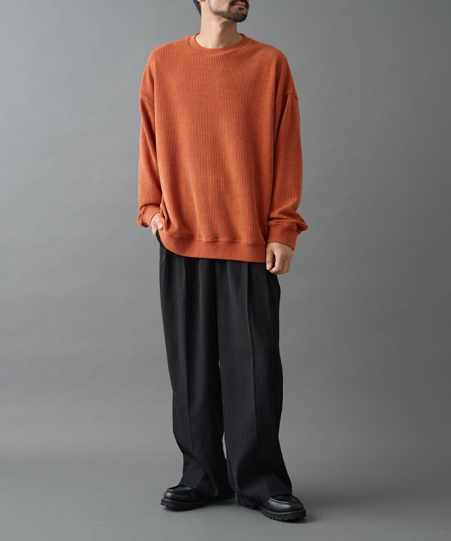 剪裁燈芯絨圓領衫