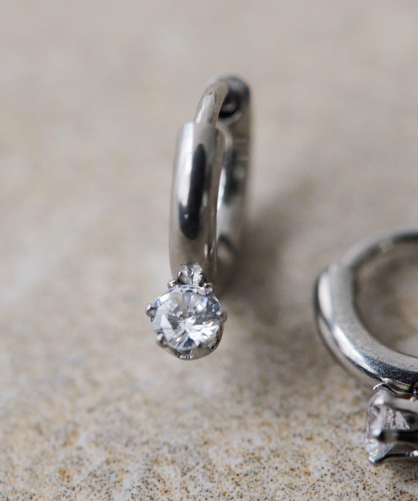 《キャッチレス仕様/金屬アレルギー対応/ステンレス》鑲石迷你圓環耳環