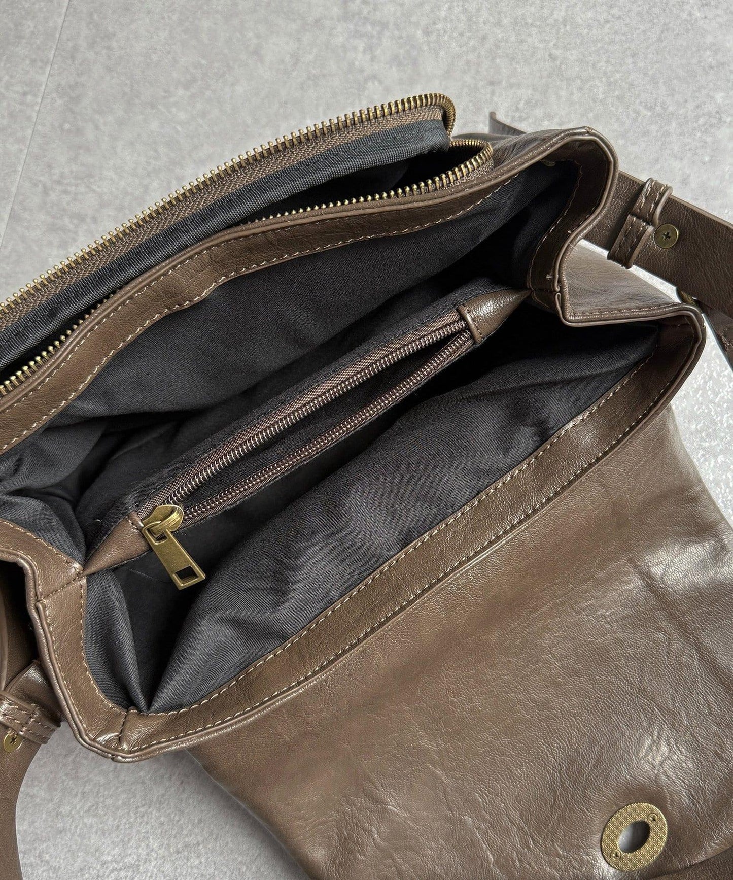 旋轉鎖雙帶皮革包