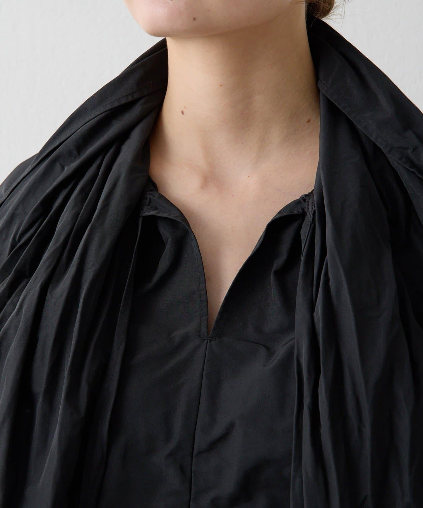 記憶塔夫綢泡泡袖襯衫