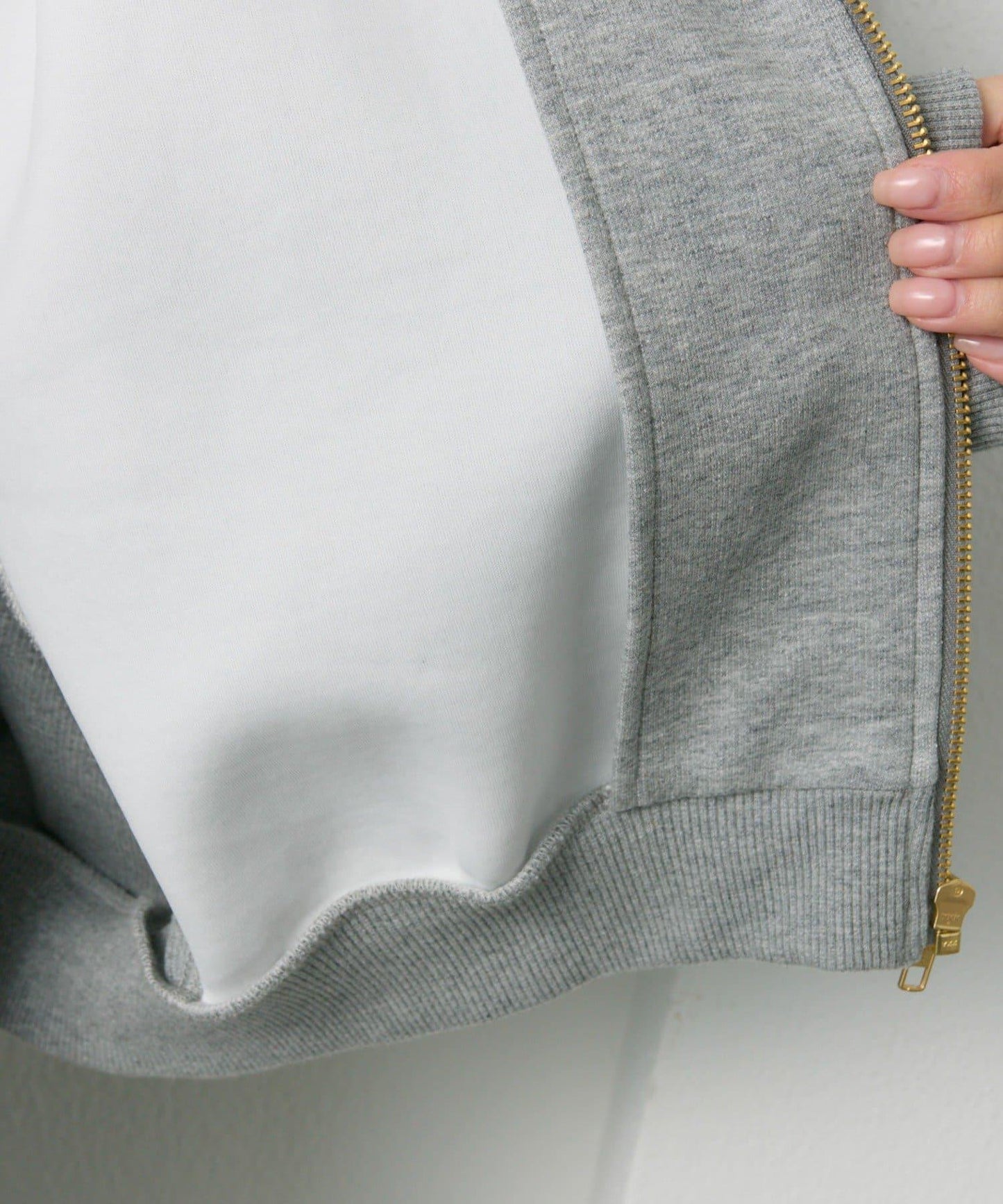 順滑粘合側邊拉鍊連帽衛衣