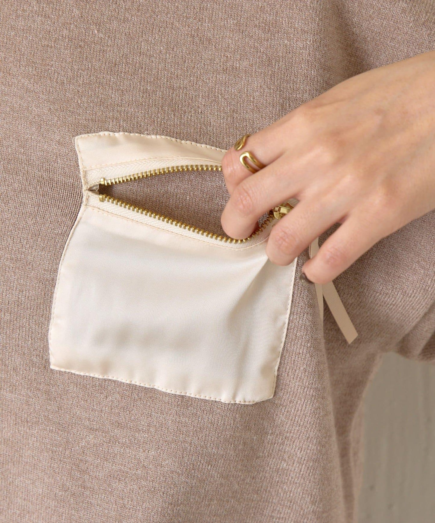 口袋拼色緞面針織衫