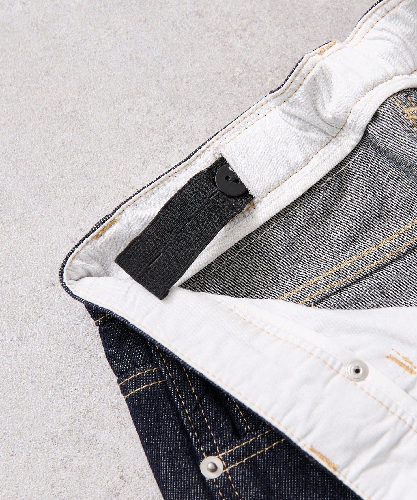 下襬開叉喇叭牛仔褲