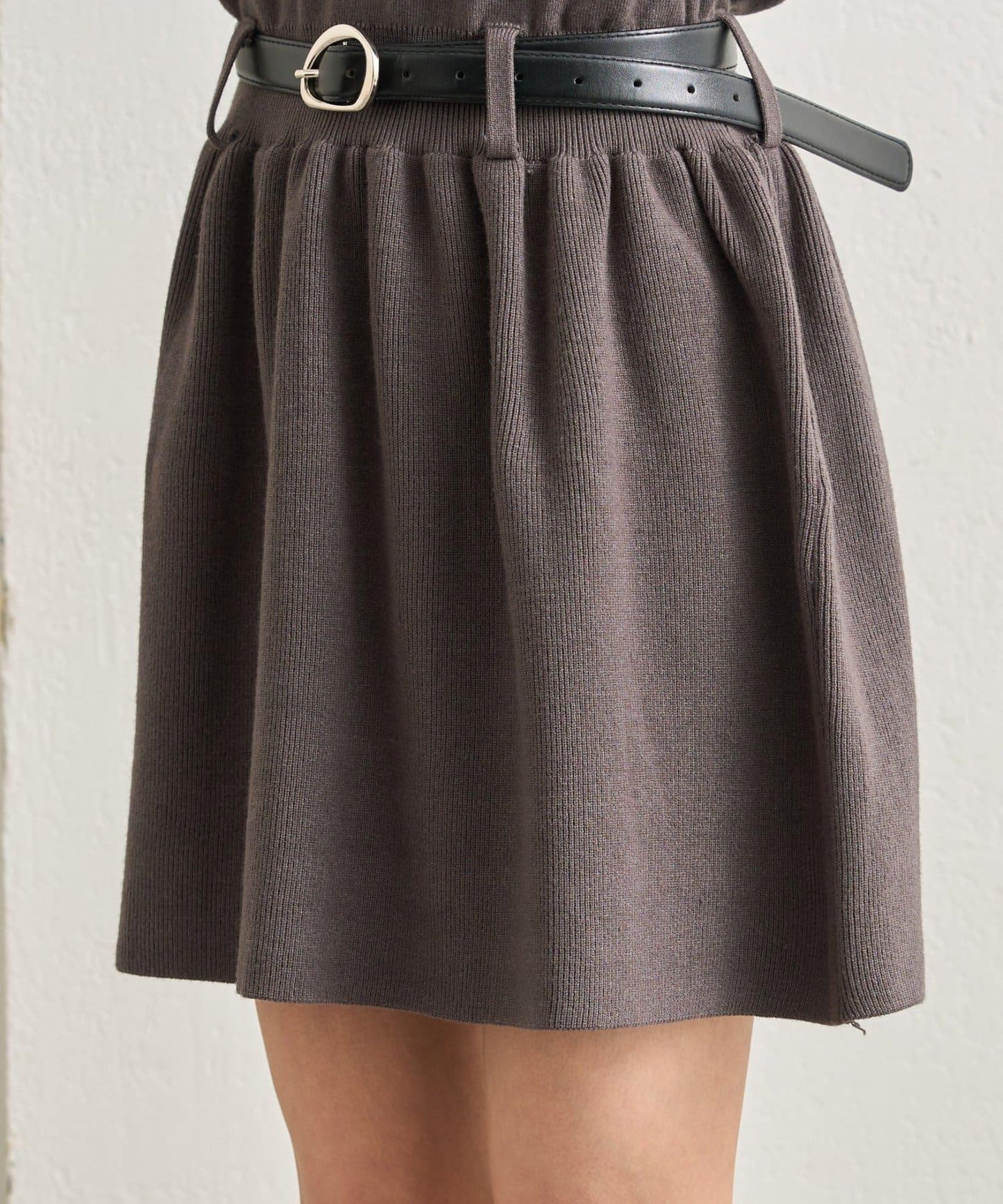 配腰帶針織翻領連衣裙