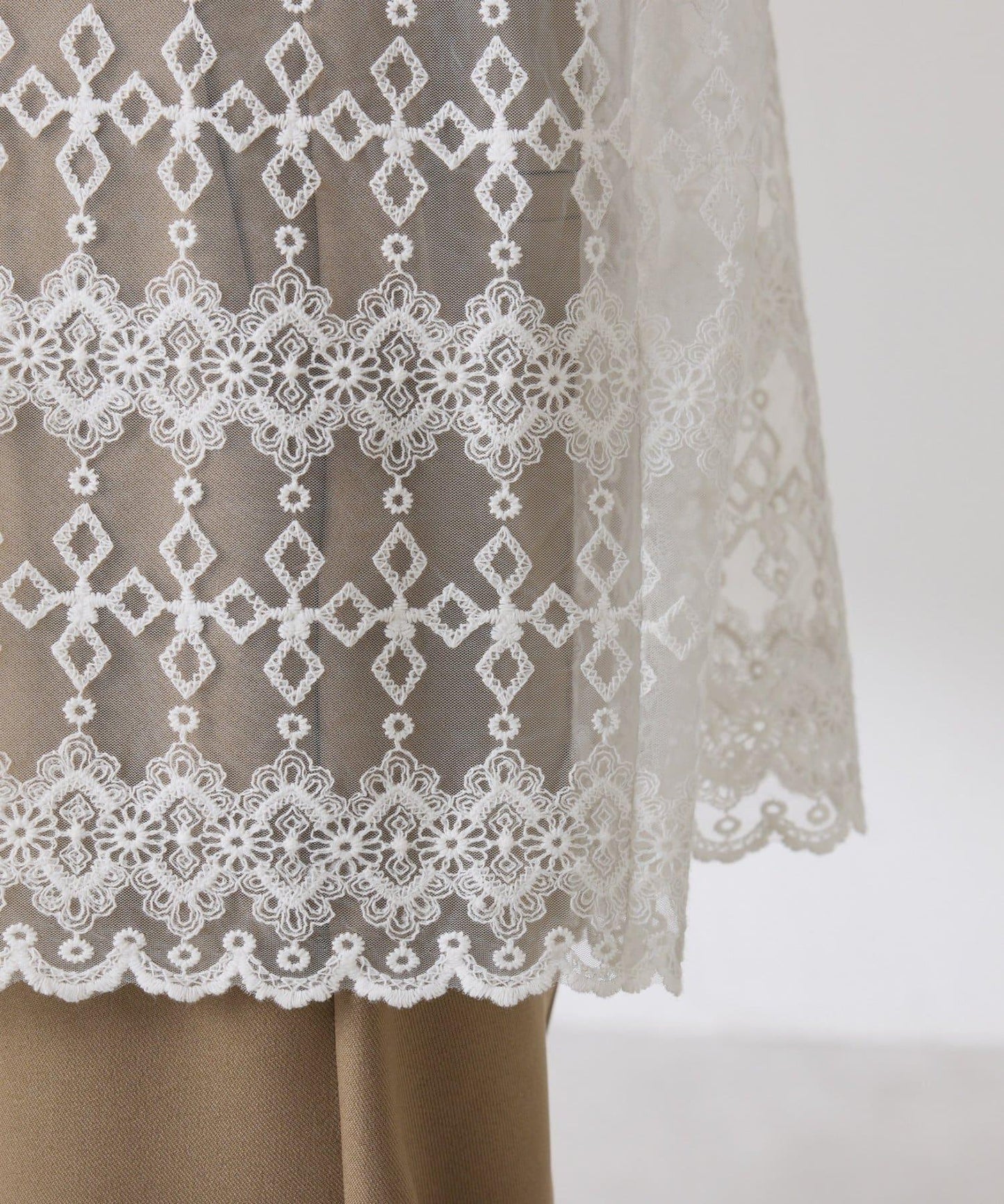 【推薦疊穿】蝴蝶結領下襬蕾絲拼接襯衫