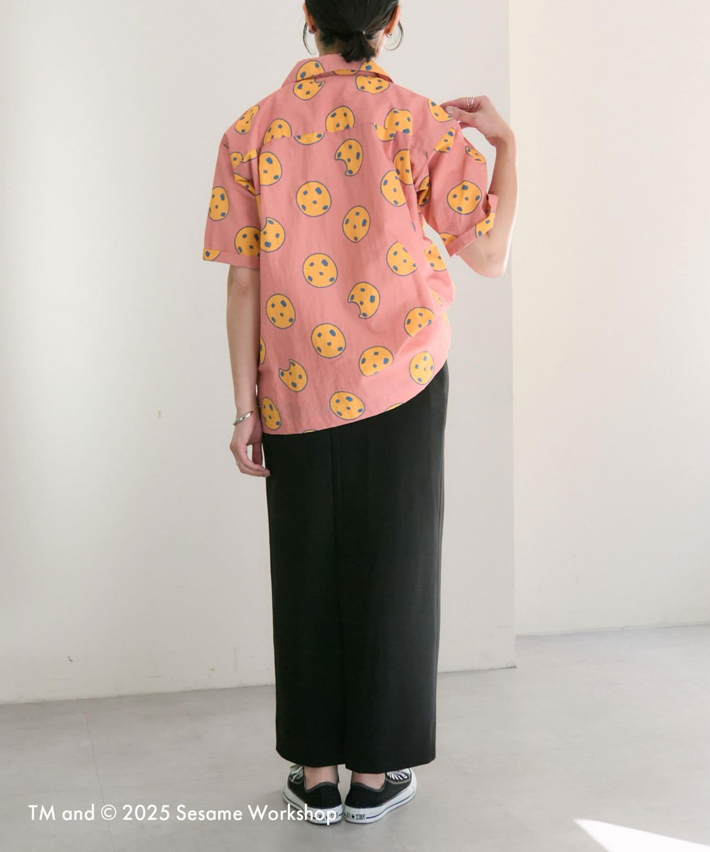 【SESAME STREET】防潑水聯名餅乾圖案短袖襯衫