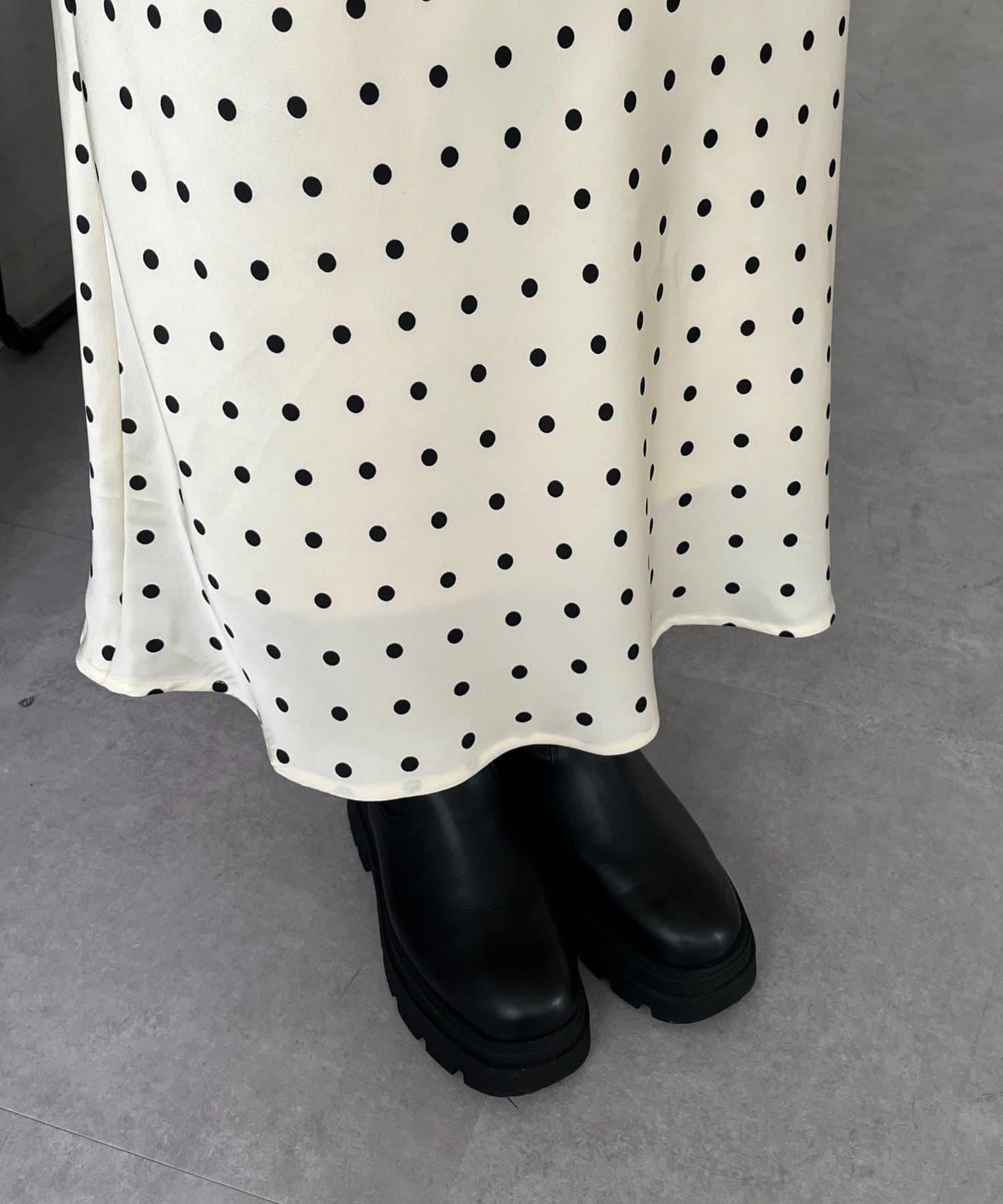 緞面波點斜裁半身裙