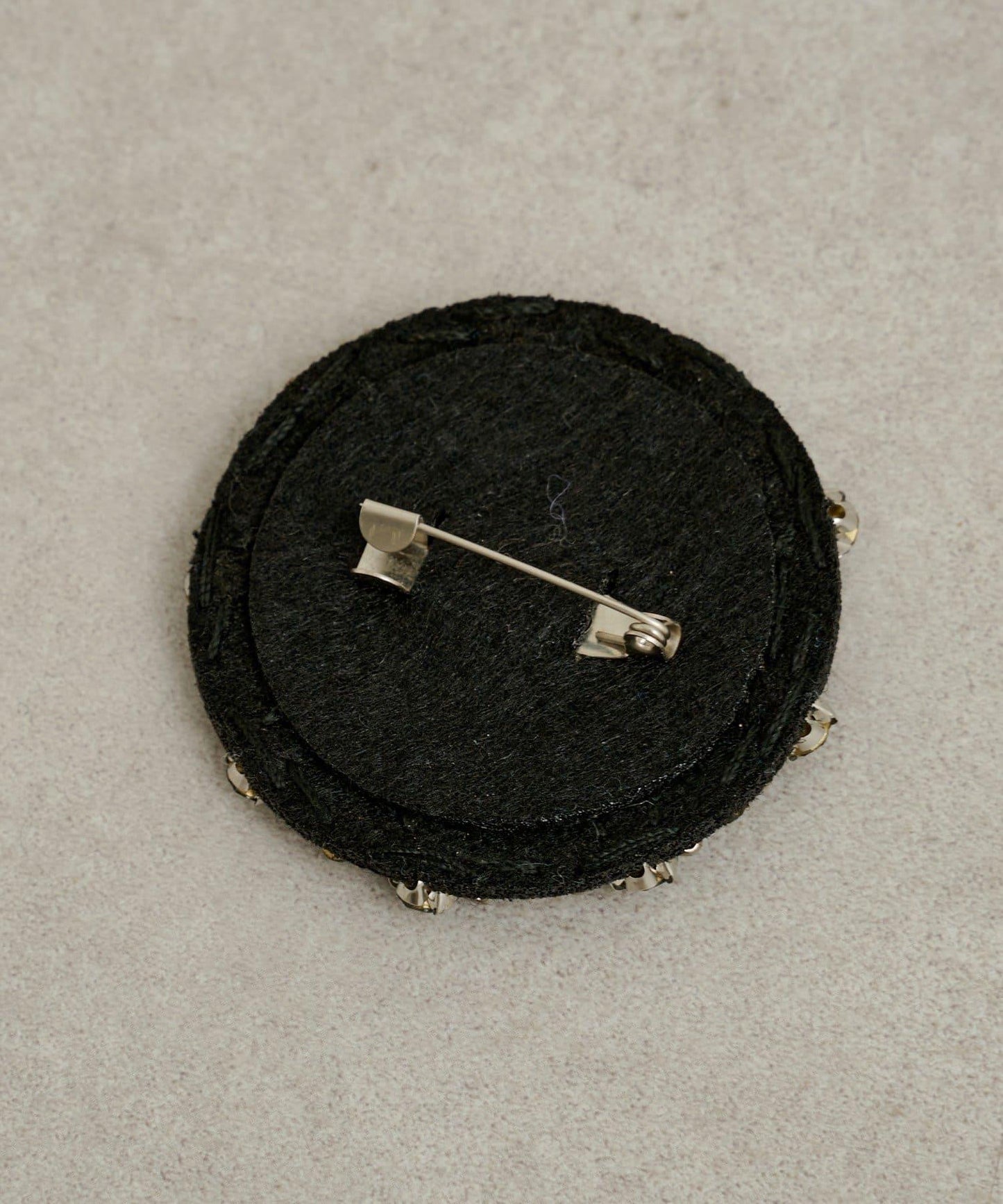 帶胸針破洞牛仔夾克